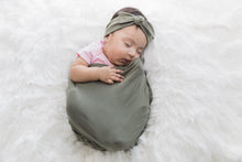 Load image into Gallery viewer, Olive green swaddle set - Brainy bubble
